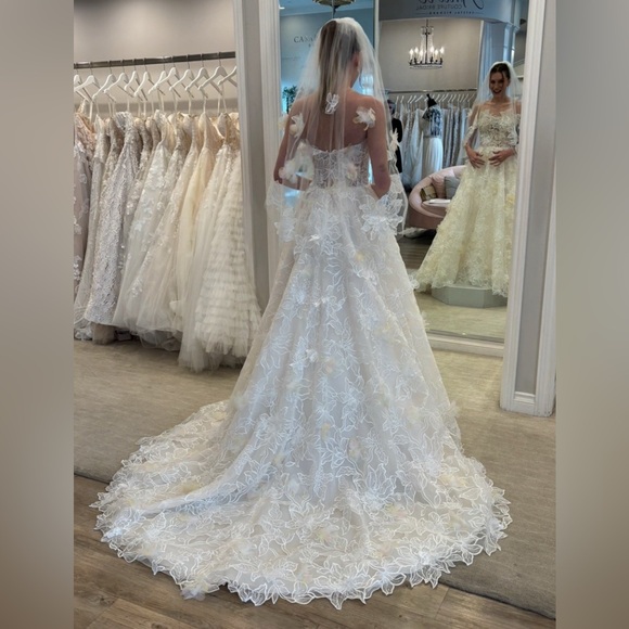 WHIMSICAL FLORAL APPLIQUE STRAPLESS TULLE A-LINE WEDDING DRESS & VEIL - Picture 4 of 10